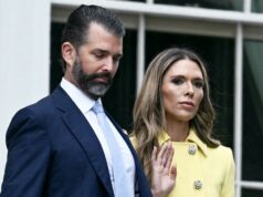 Bettina Anderson sugeriu um casamento na Casa Branca com Donald Trump Jr. Em vez disso, ela conseguiu uma cerimônia na ilha Bettina Anderson e Donald Trump Jr. caminham na pista em Teterboro, Nova Jersey, em 13 de julho de 2025 - Brendan Smialowski/AFP/Getty Images