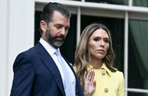 Bettina Anderson sugeriu um casamento na Casa Branca com Donald Trump Jr. Em vez disso, ela conseguiu uma cerimônia na ilha Bettina Anderson e Donald Trump Jr. caminham na pista em Teterboro, Nova Jersey, em 13 de julho de 2025 - Brendan Smialowski/AFP/Getty Images