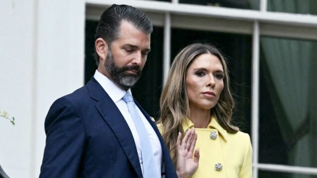 Bettina Anderson e Donald Trump Jr. caminham na pista em Teterboro, Nova Jersey, em 13 de julho de 2025 - Brendan Smialowski/AFP/Getty Images