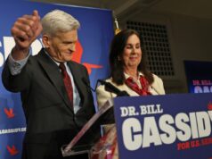 Bill Cassidy ataca Donald Trump em discurso de concessão Senator Bill Cassidy (R-LA), with his wife Dr. Laura Cassidy by his side, addresses his supporters as he concedes his primary election contest during an event at Boudreaux's Caterers on May 16, 2026 in Baton Rouge, Louisiana. (Photo by Michael DeMocker/Getty Images)