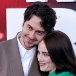 Nat Wolff abraça Billie Eilish.