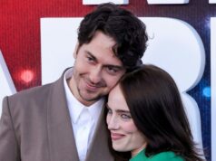 Billie Eilish e Nat Wolff fizeram sua estreia no tapete vermelho. Por dentro de sua história de relacionamento Nat Wolff abraça Billie Eilish.
