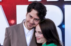 Billie Eilish e Nat Wolff fizeram sua estreia no tapete vermelho. Por dentro de sua história de relacionamento Nat Wolff abraça Billie Eilish.