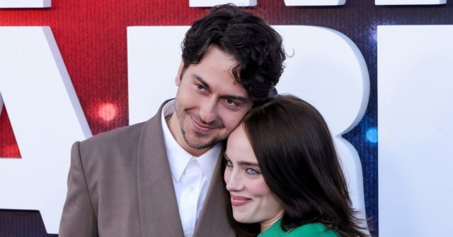 Nat Wolff abraça Billie Eilish.