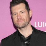 Billy Eichner sobre o desejo de que sua 'voz real' seja ouvida em memórias 'extremamente pessoais' apenas com áudio e 'Pessoas implorando' para que ele traga de volta 'Billy na rua'
