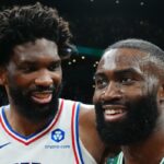 Os jogadores da NBA Joel Embiid, do 76ers, e Jaylen Brown, do Celtics, sorriem juntos após um jogo dos playoffs.