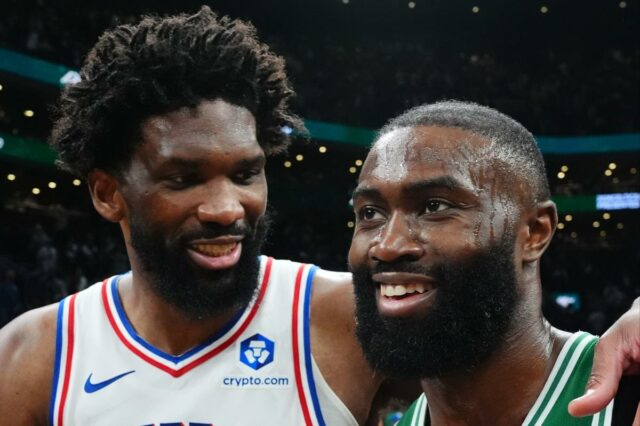 Os jogadores da NBA Joel Embiid, do 76ers, e Jaylen Brown, do Celtics, sorriem juntos após um jogo dos playoffs.