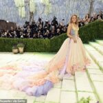 Blake Lively fez um retorno bombástico ao tapete vermelho do Met Gala 2026 na segunda-feira, poucas horas depois de finalmente resolver sua explosiva batalha legal com Justin Baldoni