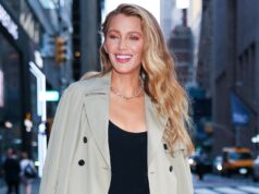Blake Lively usava o estilo jeans luxuoso que grita ‘Mãe rica do Upper East Side’ Anne Hathaway é vista no Distrito Financeiro em 16 de abril de 2026 na cidade de Nova York.