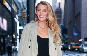 Blake Lively usava o estilo jeans luxuoso que grita ‘Mãe rica do Upper East Side’ Anne Hathaway é vista no Distrito Financeiro em 16 de abril de 2026 na cidade de Nova York.