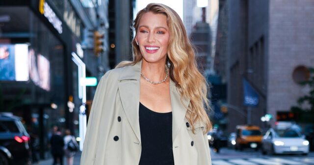 Blake Lively usava o estilo jeans luxuoso que grita 'Mãe Anne Hathaway é vista no Distrito Financeiro em 16 de abril de 2026 na cidade de Nova York.