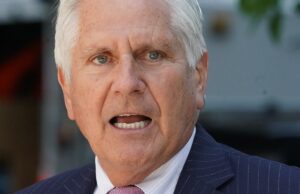Blakeman: Vou investir no ‘fundo secreto’ de US $ 3,8 milhões do Hochul para reduzir os impostos de NY O candidato republicano ao governo, Bruce Blakeman, diz que quer investir em um fundo discricionário estadual de quase US$ 4 bilhões reservado para ajudar a manter Nova York à tona durante crises econômicas, a fim de fornecer alívio fiscal imediato aos residentes do estado.