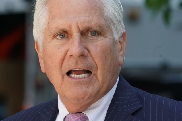 O candidato republicano ao governo, Bruce Blakeman, diz que quer investir em um fundo discricionário estadual de quase US$ 4 bilhões reservado para ajudar a manter Nova York à tona durante crises econômicas, a fim de fornecer alívio fiscal imediato aos residentes do estado.