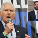 O executivo do condado de Nassau, Bruce Blakeman, fala ao microfone em uma manifestação contra o anti-semitismo.