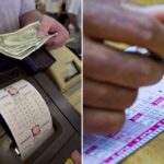 Uma pessoa preenchendo um bilhete de loteria Powerball com uma caneta.
