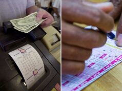 Boa ação recompensada: homem que entregou um bilhete de loteria perdido de US$ 500 mais tarde ganha um grande prêmio Uma pessoa preenchendo um bilhete de loteria Powerball com uma caneta.