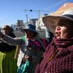 Bolívia lança repressão matinal contra bloqueios de estradas nos arredores de La Paz