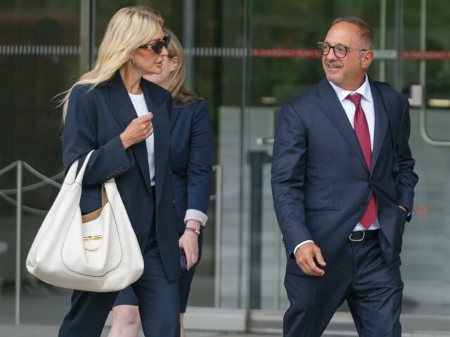 Bombeiro testa que perdeu a maior parte de US$ 110 Bombeiro testa que perdeu a maior parte de US$ 110 mil em economias para a aposentadoria depois de investir em empresas negadas por Andrew Left