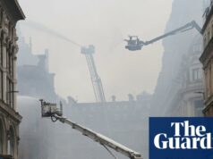 Bombeiros do Reino Unido são chamados para disparar uma bateria de íons de lítio a cada cinco horas Bombeiros do Reino Unido são chamados para disparar uma bateria de íons de lítio a cada cinco horas