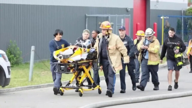 Bombeiros ficam feridos em explosão em estaleiro
