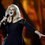 Bonnie Tyler, 74 anos, continua gravemente doente no hospital, mas está estável (foto em 2013)