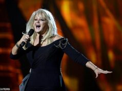 Bonnie Tyler, 74 anos, continua gravemente doente no hospital, mas está estável e os médicos esperam que ela se recupere totalmente Bonnie Tyler, 74 anos, continua gravemente doente no hospital, mas está estável (foto em 2013)