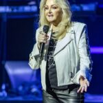 Bonnie Tyler, 74 anos, está em 'coma induzido' depois que sua saúde piorou em Portugal na quinta-feira, após uma cirurgia intestinal de emergência (foto em maio de 2025)