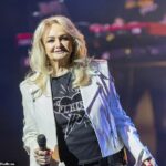 Bonnie Tyler teve de ser «ressuscitada após sofrer uma paragem cardíaca» quando os médicos tentaram tirá-la do coma induzido num hospital algarvio; Foto em maio de 2025