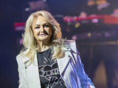 Bonnie Tyler, 74 anos, foi ressuscitada após sofrer uma parada cardíaca enquanto os médicos tentavam tirá-la do coma induzido – enquanto ela permanece no hospital em Portugal após uma emergência médica Bonnie Tyler teve de ser «ressuscitada após sofrer uma paragem cardíaca» quando os médicos tentaram tirá-la do coma induzido num hospital algarvio; Foto em maio de 2025