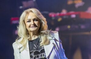 Bonnie Tyler, 74 anos, foi ressuscitada após sofrer uma parada cardíaca enquanto os médicos tentavam tirá-la do coma induzido – enquanto ela permanece no hospital em Portugal após uma emergência médica Bonnie Tyler teve de ser «ressuscitada após sofrer uma paragem cardíaca» quando os médicos tentaram tirá-la do coma induzido num hospital algarvio; Foto em maio de 2025
