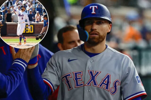 O defensor direito do Texas Rangers, Brandon Nimmo (24), recebe parabéns dos companheiros de equipe após marcar 3i contra o Detroit Tigers no Comerica Park. 