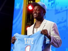 Brian Daboll avisa Carnell Tate após o draft surpresa dos Titãs Ohio State receiver Carnell Tate holds up a Titans jersey after becoming the team's fourth overall pick at NFL Draft