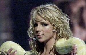 Britney Spears diz que está em uma ‘jornada espiritual’, posta foto de uma cobra GettyImages-80192602 Britney Spears diz que está em uma jornada espiritual em meio a apelo de DUI