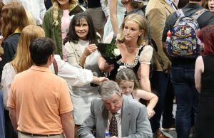 Britney Spears não compareceu à rara reunião de família enquanto filho, irmã, mãe e pai amputado comparecem à formatura Britney Spears faltou a uma rara reunião de família no sábado, quando parentes se reuniram para comemorar a formatura da filha da irmã Jamie Lynn, Maddie, no ensino médio; (na foto a mãe Lynne, a irmã Jamie Lynn e o pai Jamie)