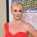 Britney Spears sorrindo no tapete vermelho do MTV Video Music Awards 2016.