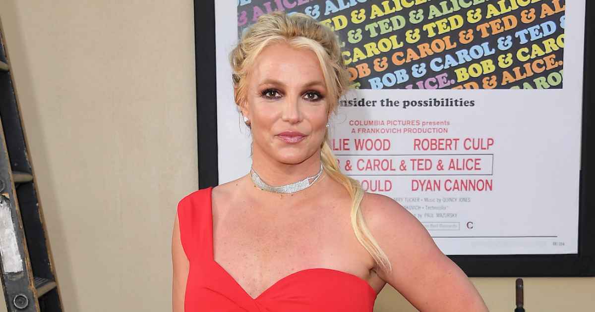 Britney Spears sorrindo no tapete vermelho do MTV Video Music Awards 2016.
