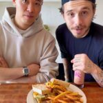 Brooklyn Beckham foi criticado pelos fãs que assistiram ao seu último tutorial de culinária. Brooklyn e seu sócio Zach criaram o prato de fast food para promover seu molho picante