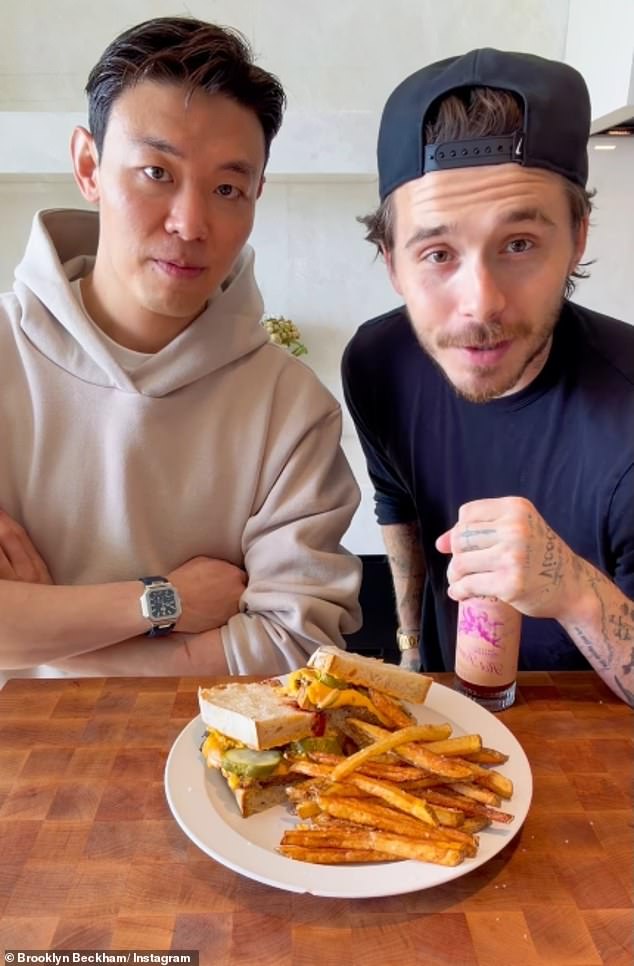 Brooklyn Beckham é criticado pelos críticos por causa de seu Brooklyn Beckham foi criticado pelos fãs que assistiram ao seu último tutorial de culinária. Brooklyn e seu sócio Zach criaram o prato de fast food para promover seu molho picante