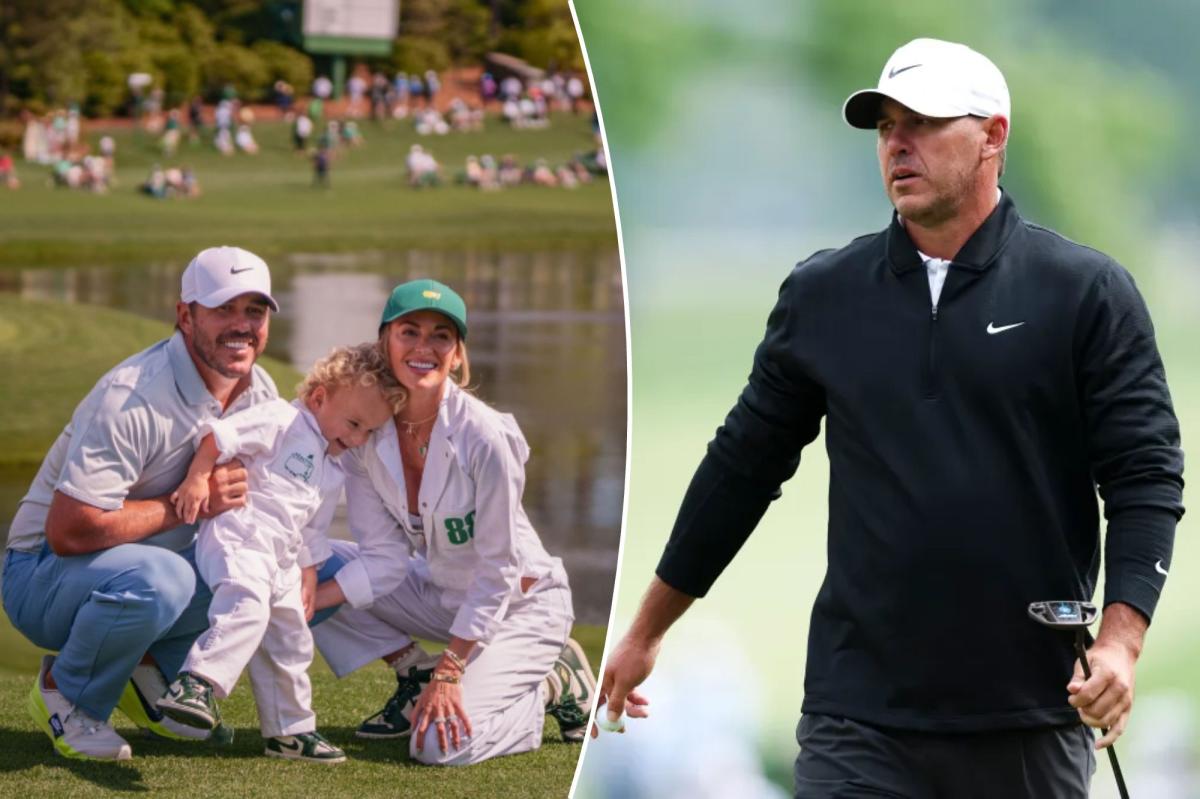 Brooks Koepka observa do 12º green durante a primeira rodada do PGA Championship.