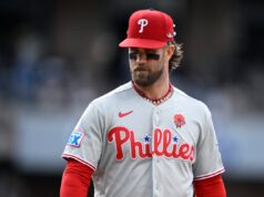 Bryce Harper de Phillies é perseguido por Padres por causa do TikTok viral SAN DIEGO, CALIFORNIA - MAY 25: Bryce Harper #3 of the Philadelphia Phillies looks on during the fifth inning against the San Diego Padres at Petco Park on May 25, 2026 in San Diego, California. (Photo by Orlando Ramirez/Getty Images)