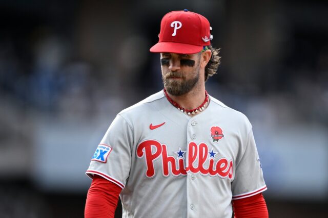 Bryce Harper de Phillies é perseguido por Padres por causa SAN DIEGO, CALIFORNIA - MAY 25: Bryce Harper #3 of the Philadelphia Phillies looks on during the fifth inning against the San Diego Padres at Petco Park on May 25, 2026 in San Diego, California. (Photo by Orlando Ramirez/Getty Images)