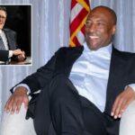 Byron Allen sorrindo sentado em uma poltrona.