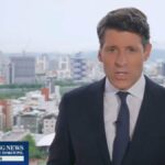 'CBS Evening News' de Tony Dokoupil é interrompido após o colapso do cinegrafista no meio do segmento: 'Estamos chamando um médico' | Vídeo
