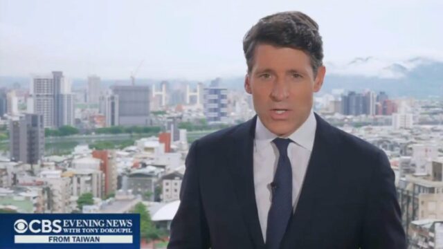 'CBS Evening News' de Tony Dokoupil é interrompido após o 'CBS Evening News' de Tony Dokoupil é interrompido após o colapso do cinegrafista no meio do segmento: 'Estamos chamando um médico' | Vídeo