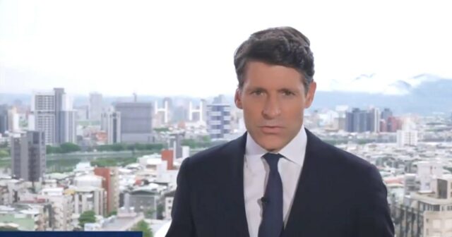 CBS News oferece atualização depois que o cinegrafista tem ‘emergência GettyImages-2271472847 CBS News divulga declaração após o cinegrafista ter emergência médica durante o noticiário de Tony Dokoupils