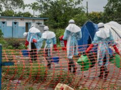 CDC expande triagem de Ebola para o aeroporto mais movimentado do mundo à medida que aumenta o número de mortos Medical staff work at an Ebola treatment center in Rwampara, Congo, on May 21. (AP Photo/Moses Sawasawa)