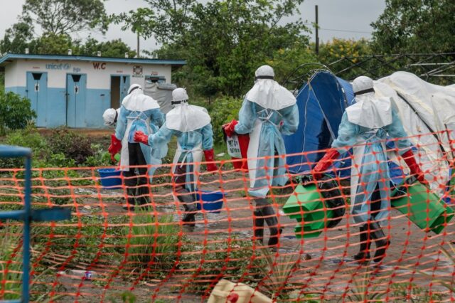 CDC expande triagem de Ebola para o aeroporto mais movimentado Medical staff work at an Ebola treatment center in Rwampara, Congo, on May 21. (AP Photo/Moses Sawasawa)