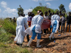 CDC pede à equipe que se voluntarie para ajudar nos exames de Ebola em aeroportos em meio ao surto Glody Murhabazi/AFP via Getty Images - FOTO: Profissionais de saúde carregam o caixão no cemitério para o enterro de uma pessoa suspeita de ter morrido de Ebola em Bunia, no leste da República Democrática do Congo, em 25 de maio de 2026.
