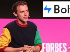CEO da Bolt demite toda a equipe de RH – culpa-os por ‘criarem’ problemas inexistentes Um jovem de cabelo castanho claro e um moletom colorido fala em uma cadeira branca no Forbes Under 30 Summit.