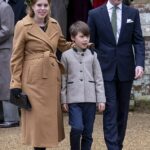 Princesa Beatrice e marido Edo Mapelli Mozzi com seu filho Christopher Woolf no culto da manhã de Natal na Igreja de Santa Maria Madalena em dezembro de 2024